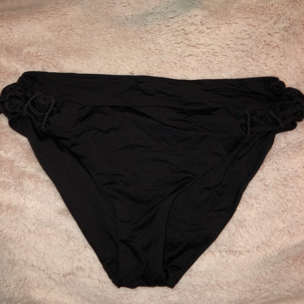 Cheeky black O’Neill bikini bottoms